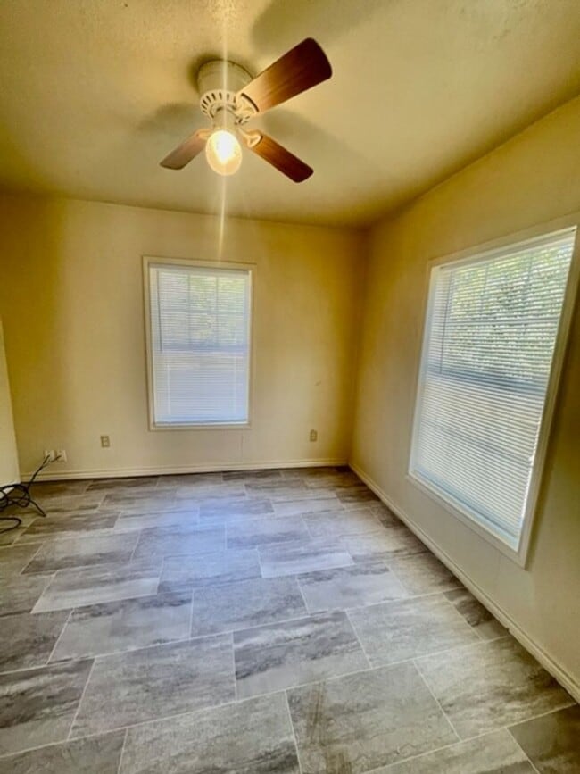 Building Photo - 2314 Mistletoe St