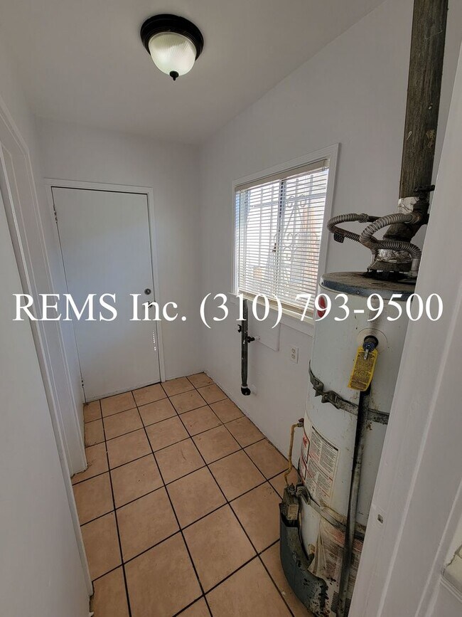 Building Photo - Front House with Garage Parking and Laundry Hookups