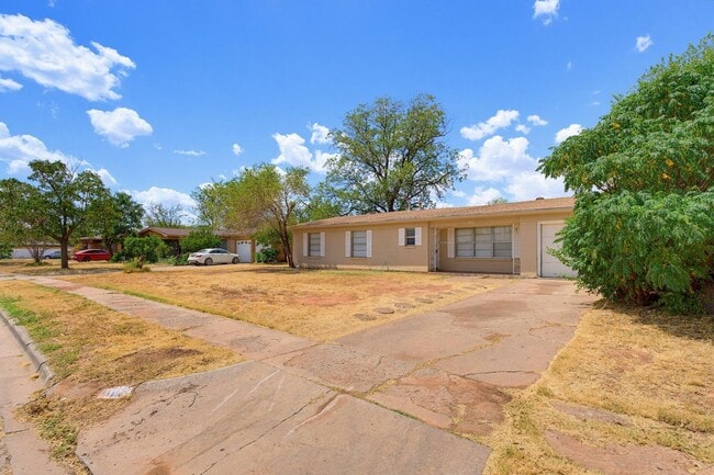 Building Photo - 618 S La Salle Dr
