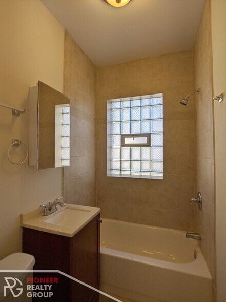 Building Photo - 2842 N Orchard St