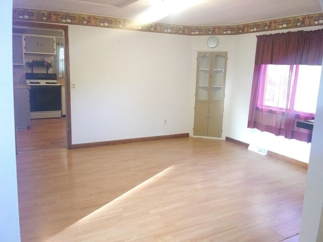 Building Photo - Charming 2-Bedroom Home on Double Lot – Av...