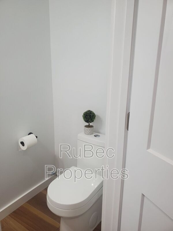 Building Photo - 15640 Ewart Rd