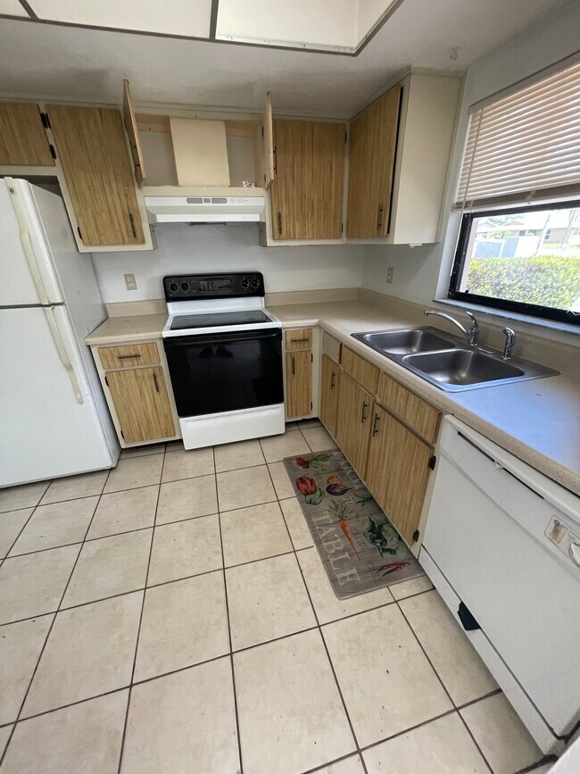 Building Photo - 27600 S View Dr