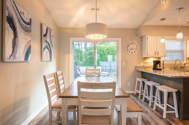 Building Photo - FURNISHED RENTAL FOR 3-12 MONTHS AVAILABLE MID-JUNE