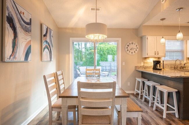 Building Photo - FURNISHED RENTAL FOR 3-12 MONTHS AVAILABLE MID-MARCH 2026