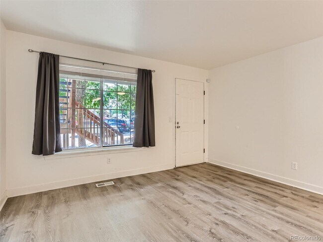 Building Photo - 165 S Sable Blvd