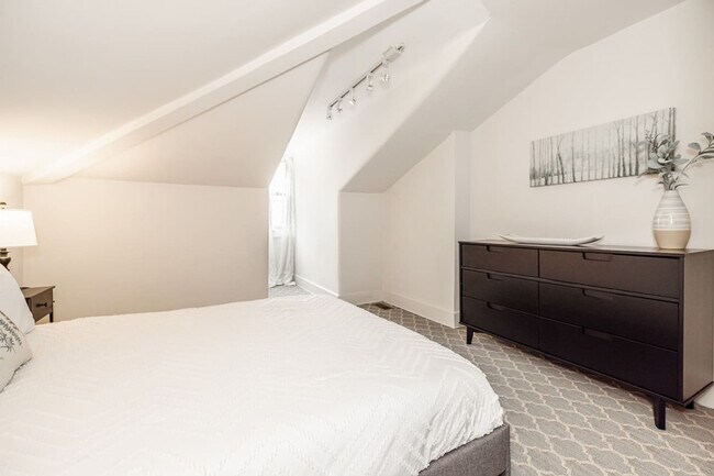 Building Photo - 1354 Broadway