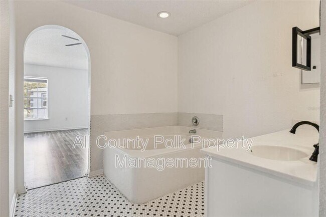 Building Photo - 455 Danube Dr