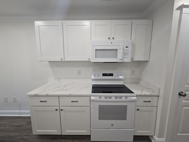 Building Photo - 490 S Barnett Shoals Rd