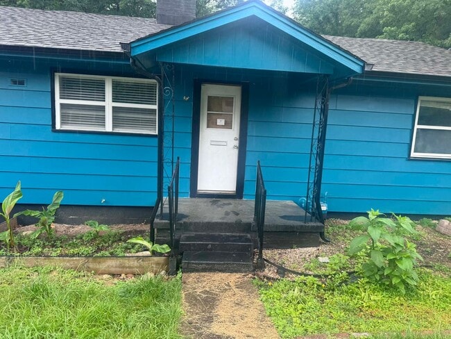 Building Photo - Oak Ridge 37830 - 4 bedroom 2 bath home - Contact Shannon Russell or Lisa Vineyard 865-216-9334