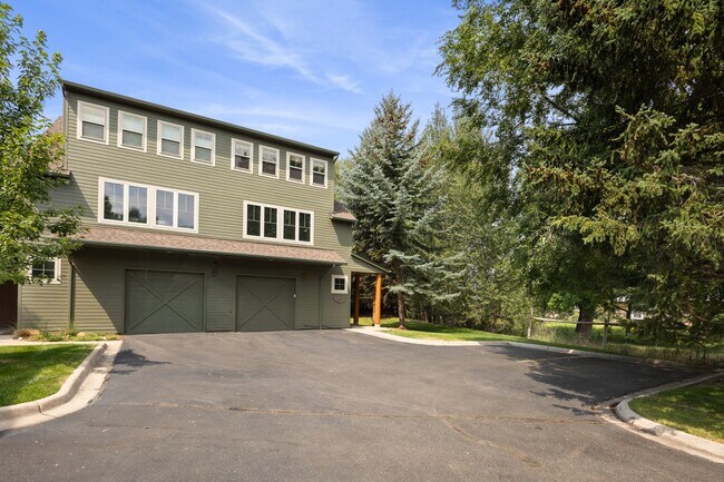 Building Photo - 562 Evans Ct