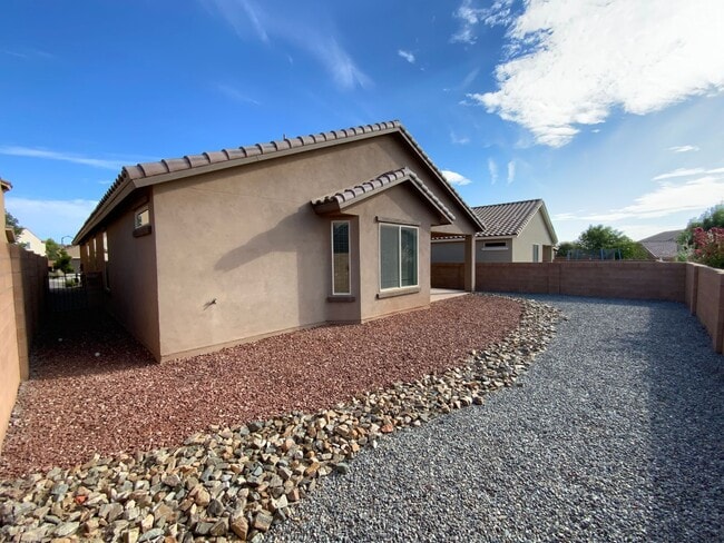 Building Photo - Beautiful 3 Bedroom Plus Office Recent Con...
