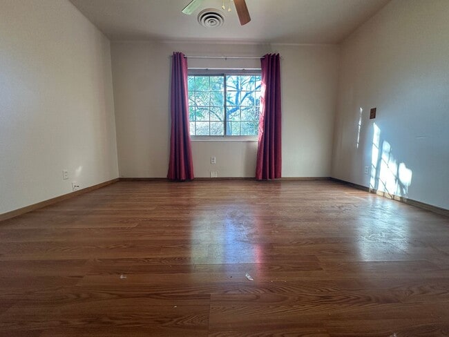 Building Photo - Lovely 3 Bed, 1 Bath with large backyard