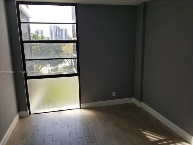 Building Photo - 3401 N Country Club Dr