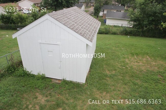 Building Photo - 3 bedroom 2 bath with attached garage Full...