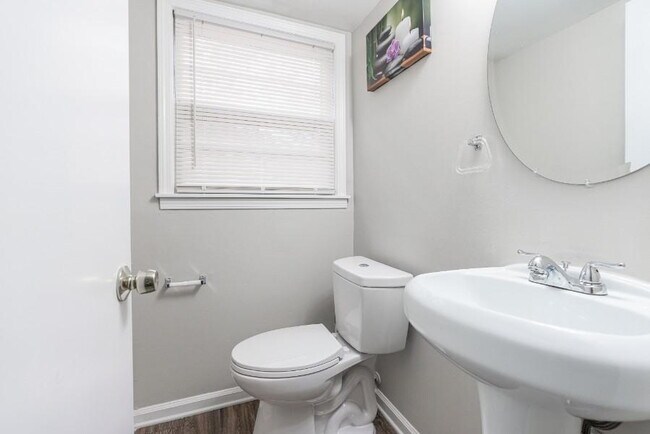 Building Photo - THE KNOLLVIEW | Spacious updated home just a 5-minute walk to bus 186, offering convenient and co...