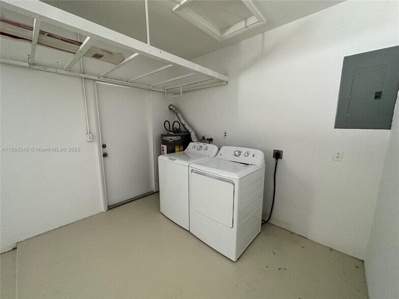 Building Photo - 4500 SW 42nd Ter