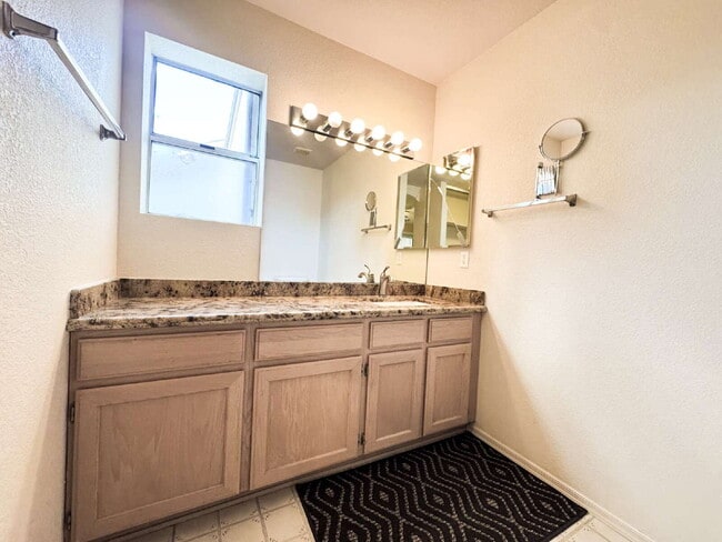 Building Photo - "Charming 3-Bedroom, 2-Bathroom Mesa Del S...