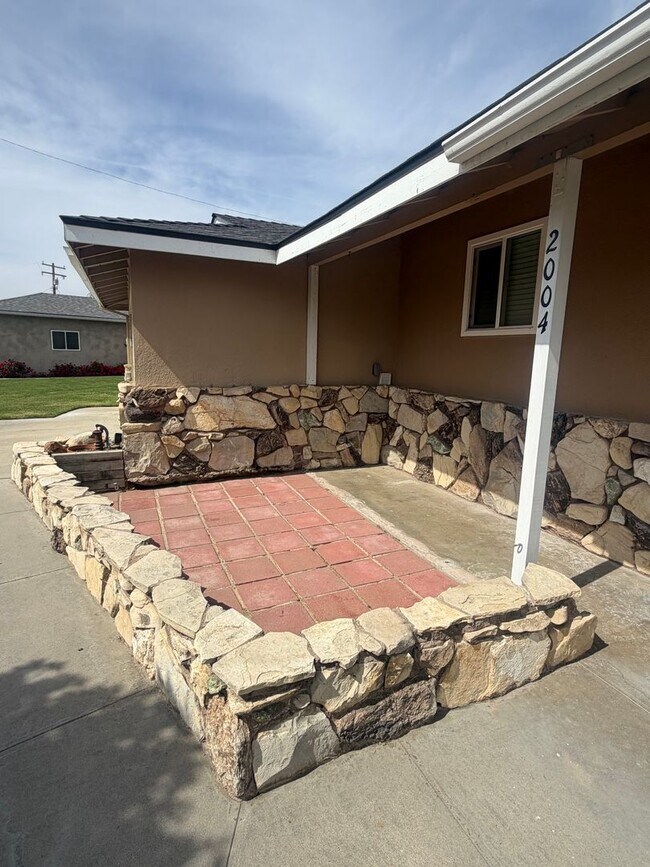 Building Photo - 3 bedroom 2 bathroom in North Hanford