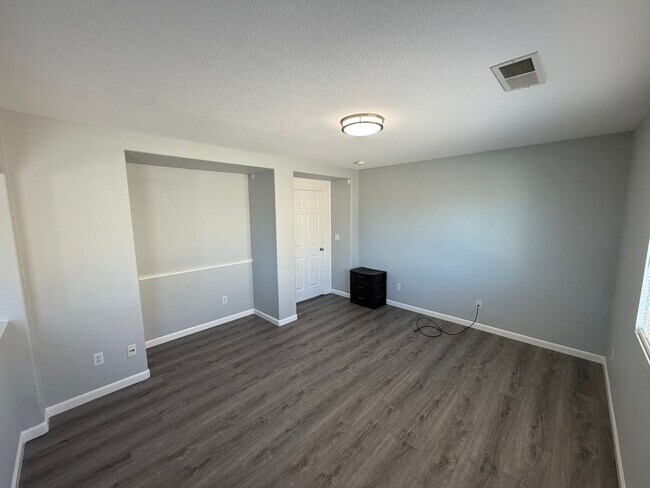 Building Photo - AVAILABLE NOW! LEASE TODAY! 4 Bedroom 3 Bath Elk Grove Home with Bonus Room!
