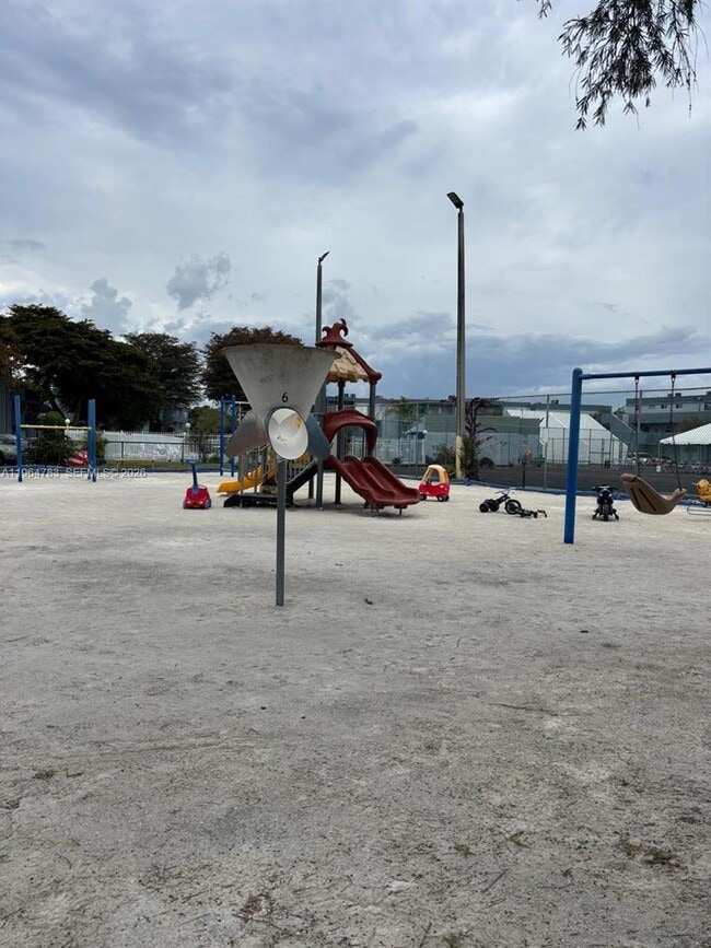 Building Photo - 9365 Fontainebleau Blvd