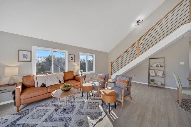 Building Photo - 916 Starling Dr
