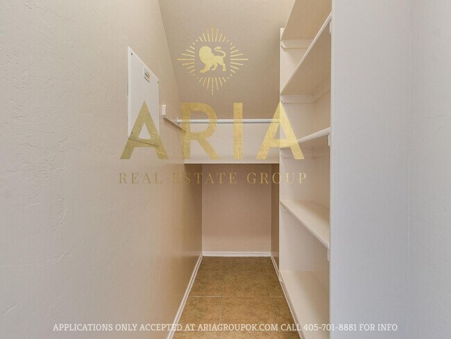 Building Photo - *611-613 Welston Cr.