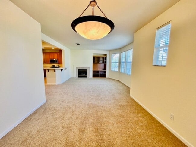 Building Photo - Gorgeous 3BD/2.5BA Tri-Level Townhouse- Ga...