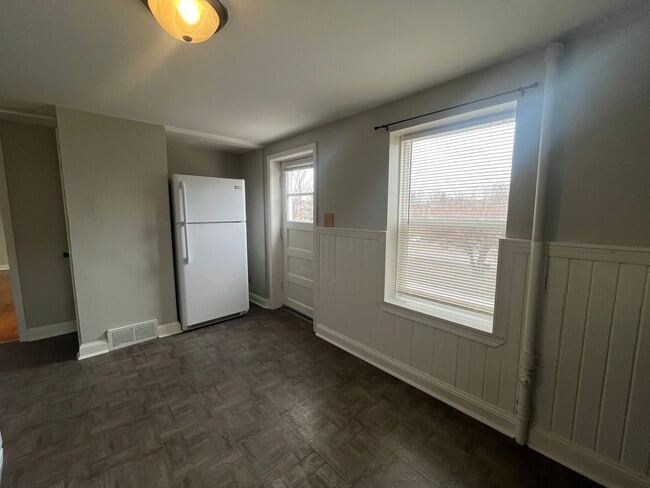 Building Photo - Updated Garden-Level 1BR with Patio & Parking
