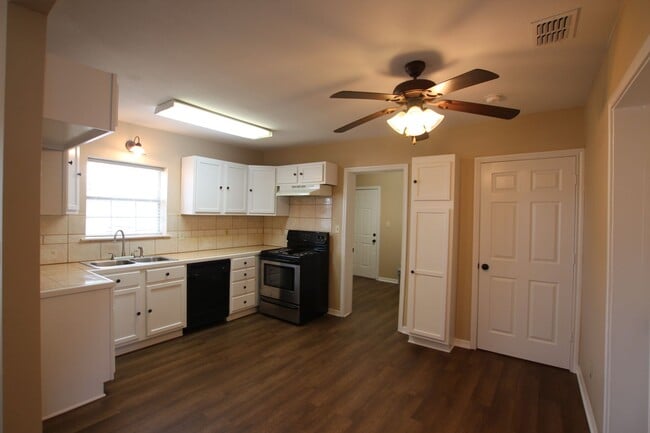 Building Photo - Remodeled 2 bedroom 1 bath rental in West ...