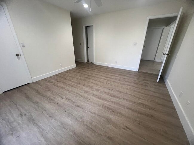 Building Photo - 541 NE 47th St