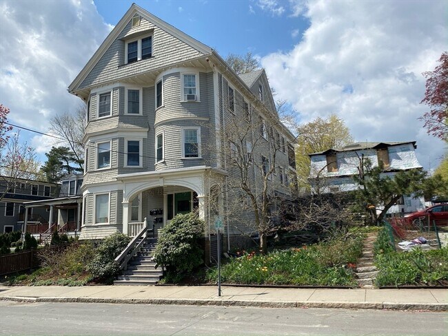Building Photo - 70 Perry St