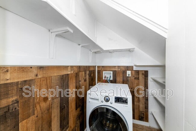 Building Photo - 4377 6th St