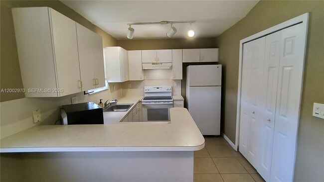 Building Photo - 985 NE 34th Ave