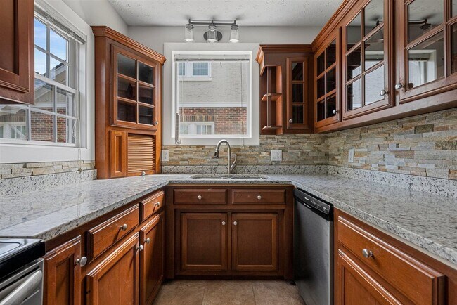Building Photo - 943 Nutwood St
