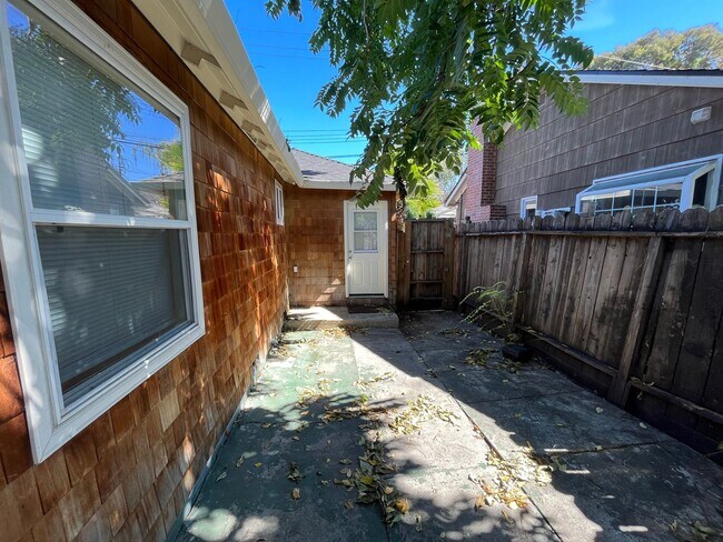 Building Photo - Great Student Housing.  3bd (Has been converted to 4 bedroom in past) 3bath house a block and a h...