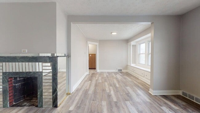 Building Photo - 2121 W 105th St