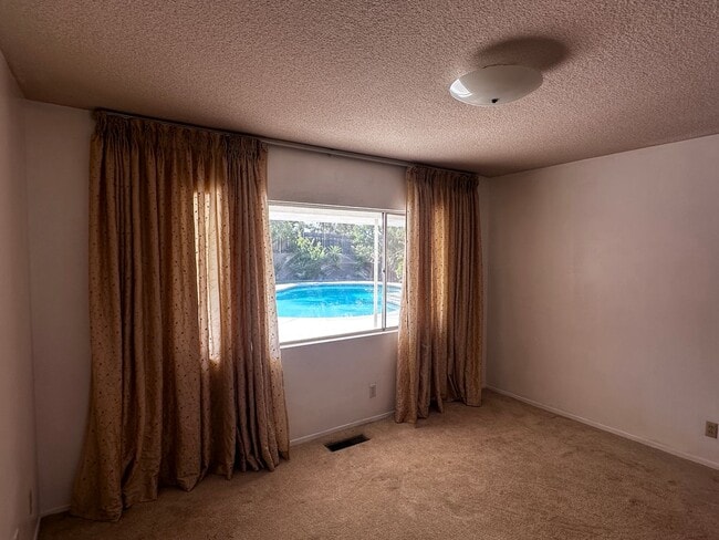 Building Photo - HOUSE