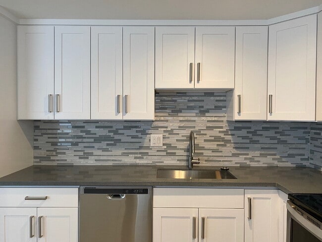 Building Photo - 7132 47th Ave SW