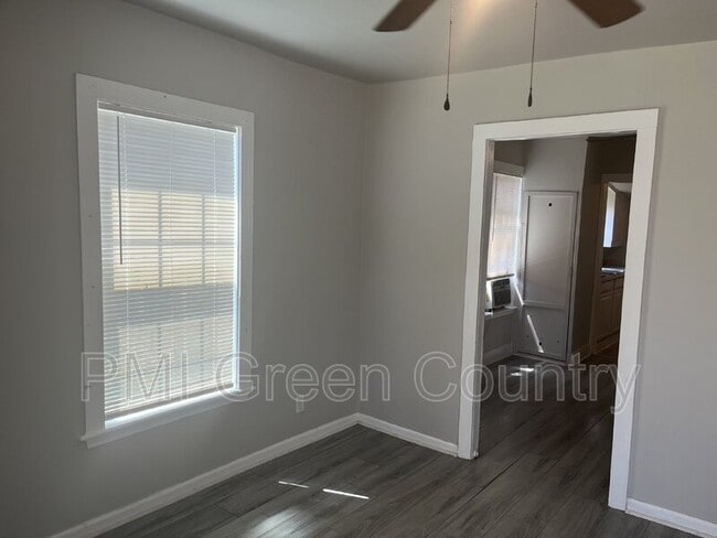 Building Photo - 219 N Bristow Ave