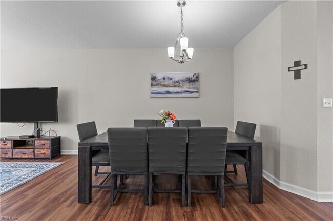 Building Photo - 3 Story Townhouse-style Condo Near Town Ce...