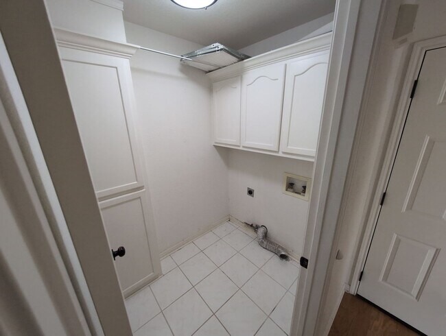 Building Photo - 7647 Rosewood Dr