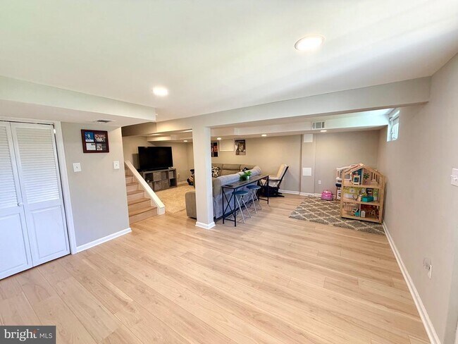 Building Photo - 2916 Meadow Ln