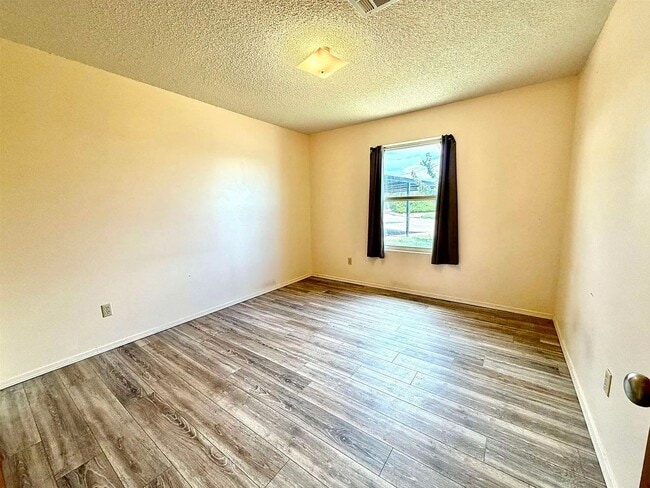 Building Photo - Welcome to this 3 BD, 2 Bth home situated on a corner lot!!