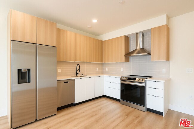 Primary Photo - 5813 Lexington Ave