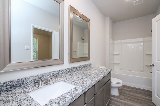 Building Photo - Beautiful 3 Bedroom / 2 Bathroom home in 7...
