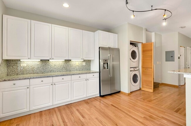 Building Photo - SOUTH LOOP - Gorgeous 3BD/2BTH Townhouse in gated community!
