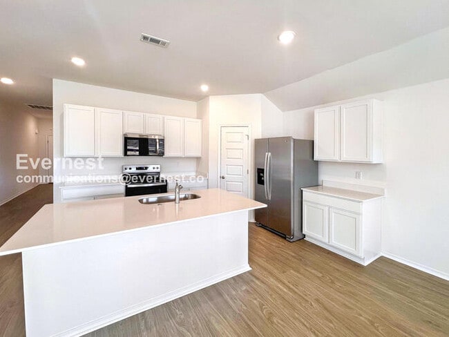 Building Photo - 104 E Sunbelt Ct