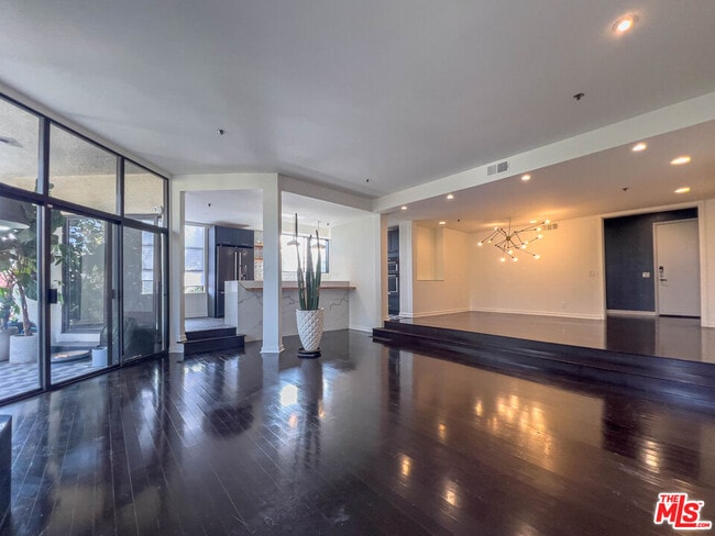 Building Photo - 935 Westbourne Dr