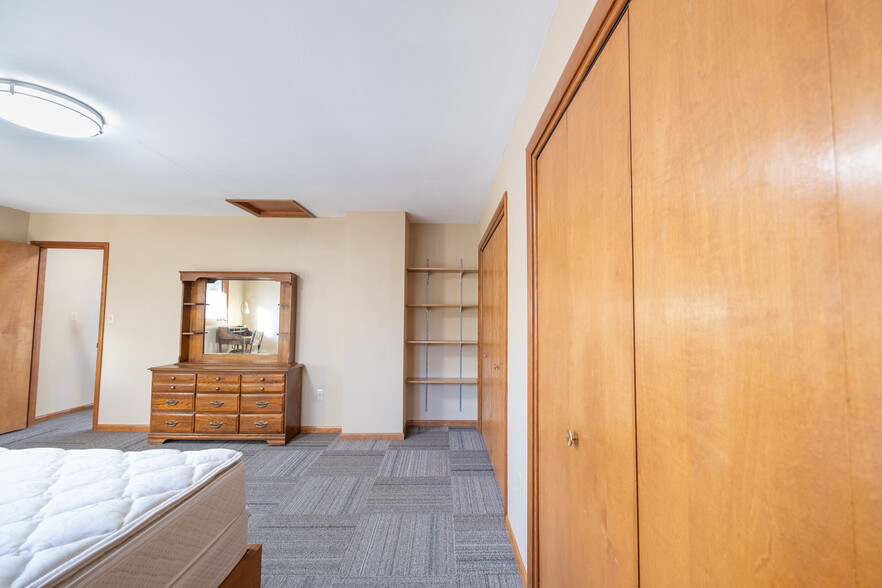 Upper Unit Private Bedroom - 415 12th Ave E